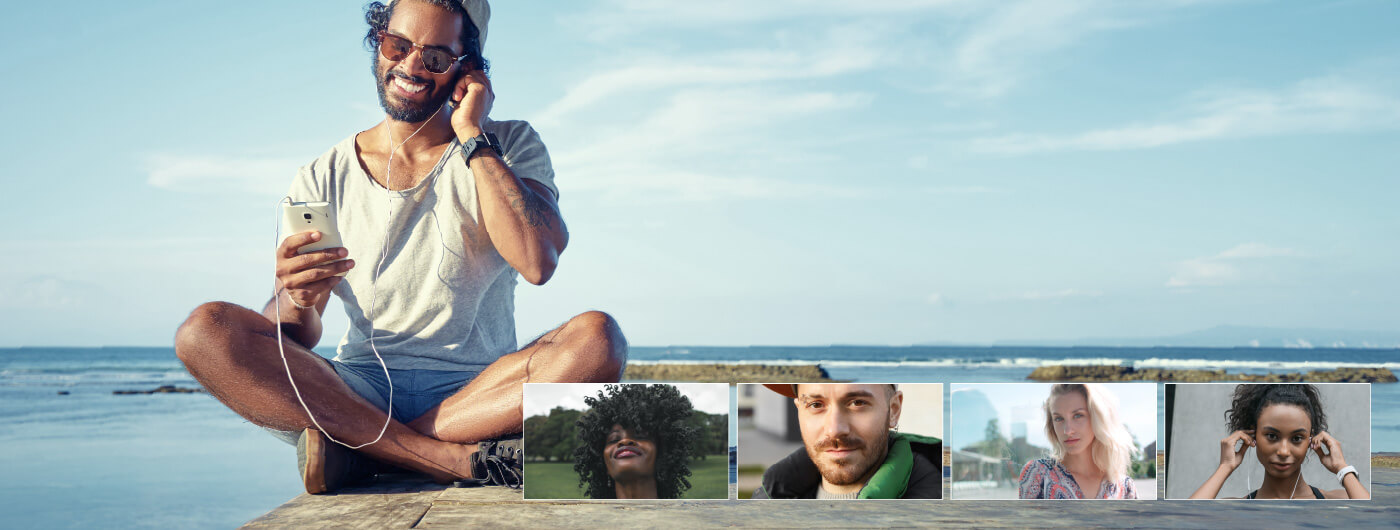 Homme utilisant le webinaire TheONE sur la plage