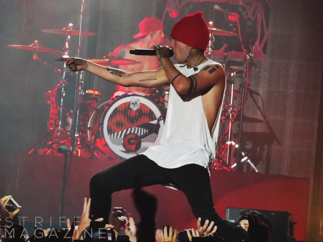 twenty-one-pilots-release-grand-finale-emotional-roadshow-highlights-video