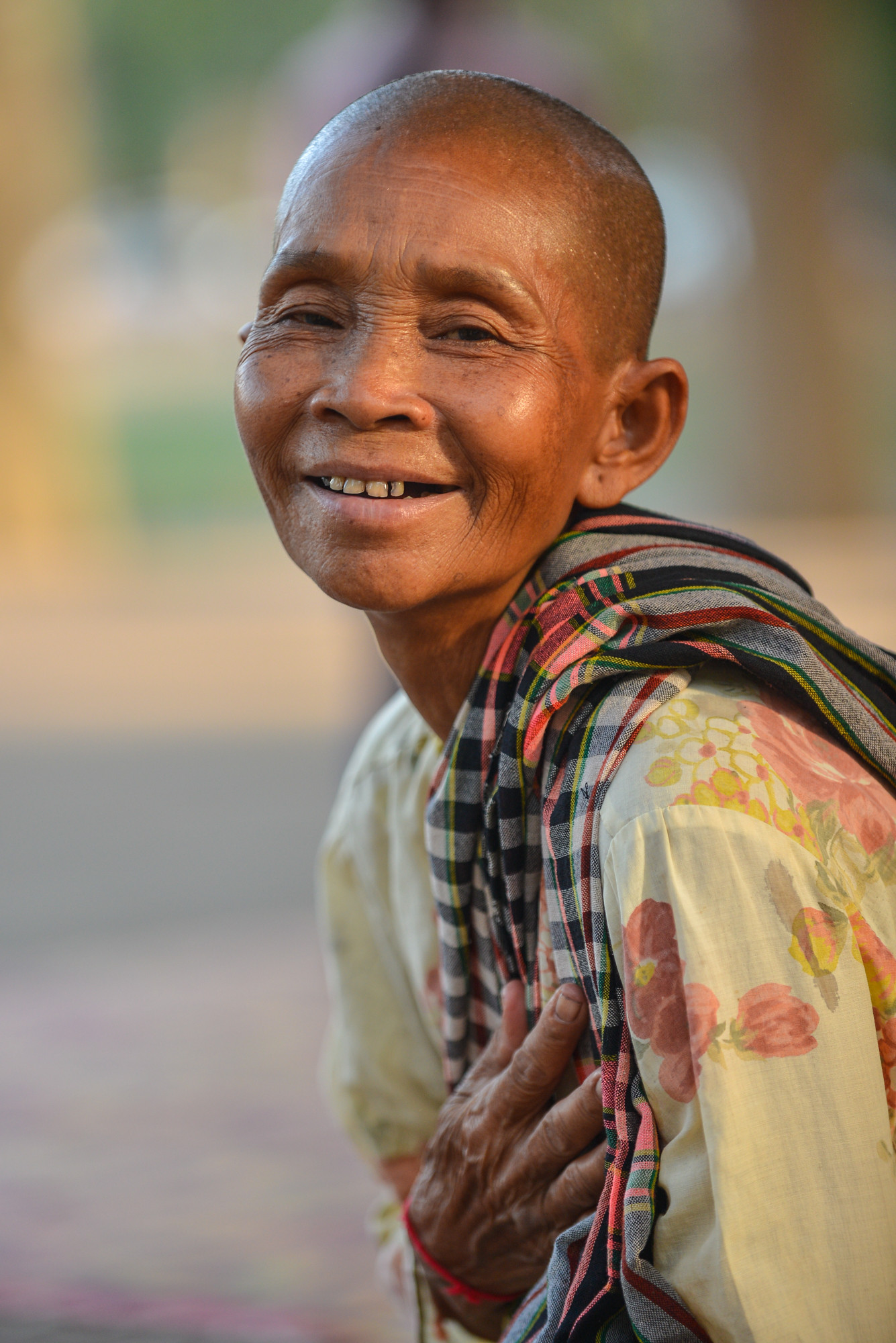 Cambodja fotoreizen Angkor Wat lokale mensen, oude vrouw