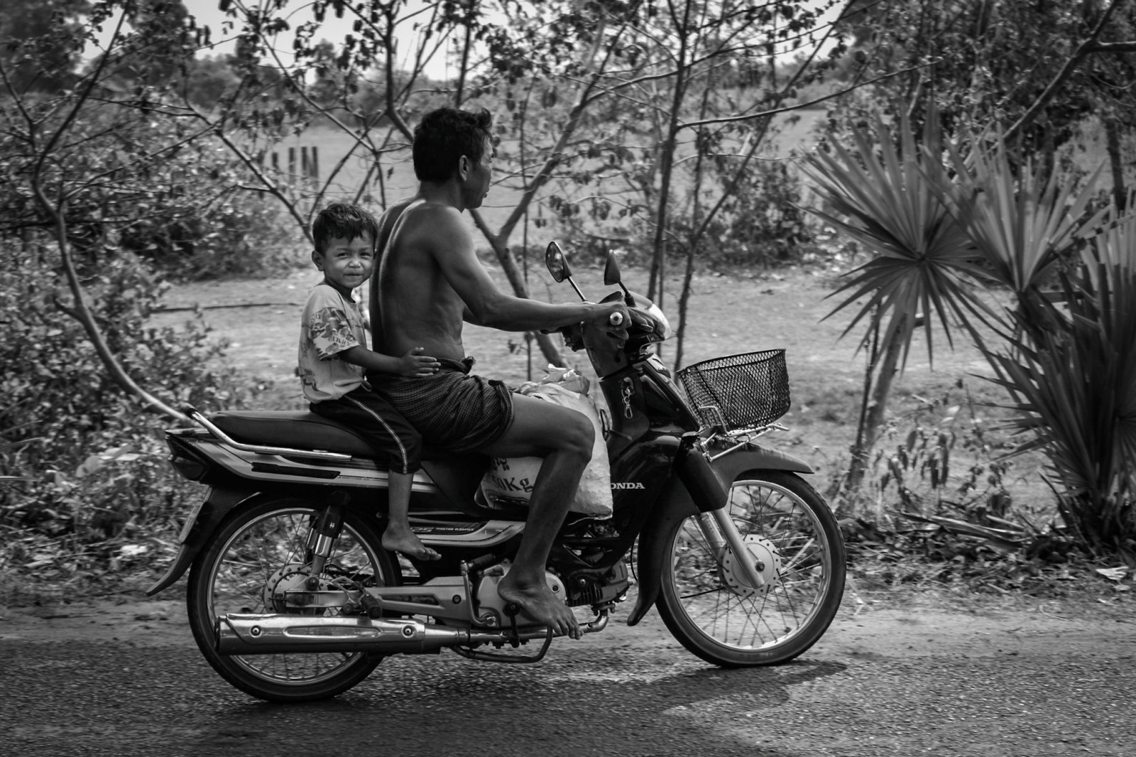 Cambodja fotoreizen Angkor Wat man met zoontje op motor