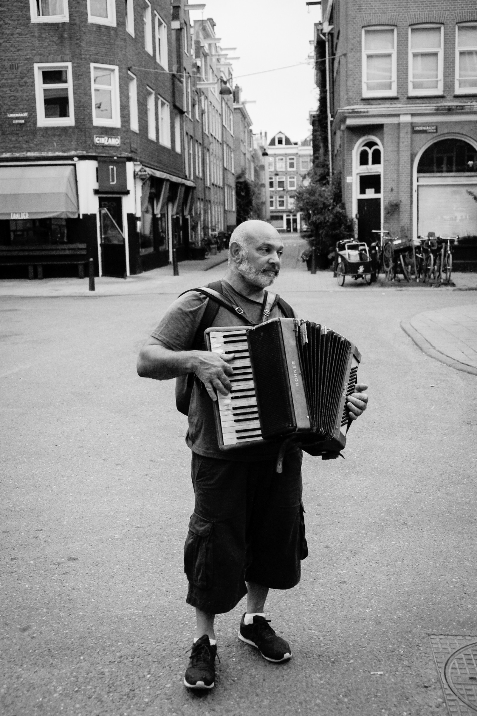 Amsterdam Photo Tour guy playing instrument