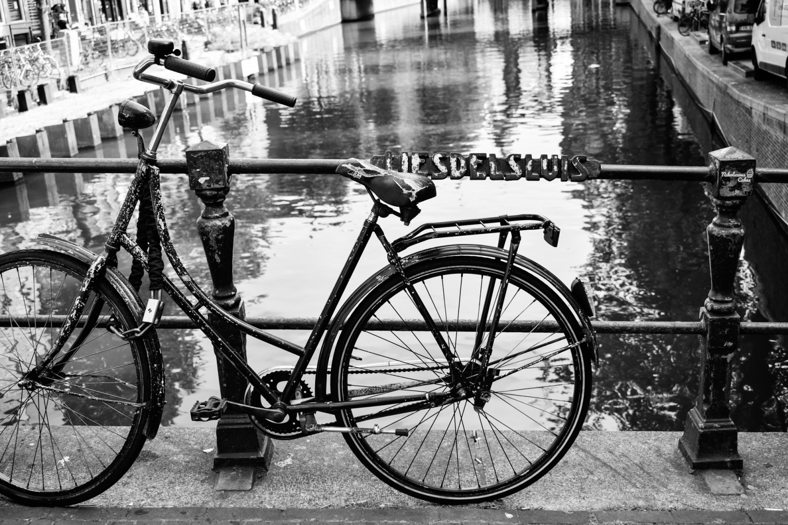 Afgesloten fiets op brug in Amsterdam