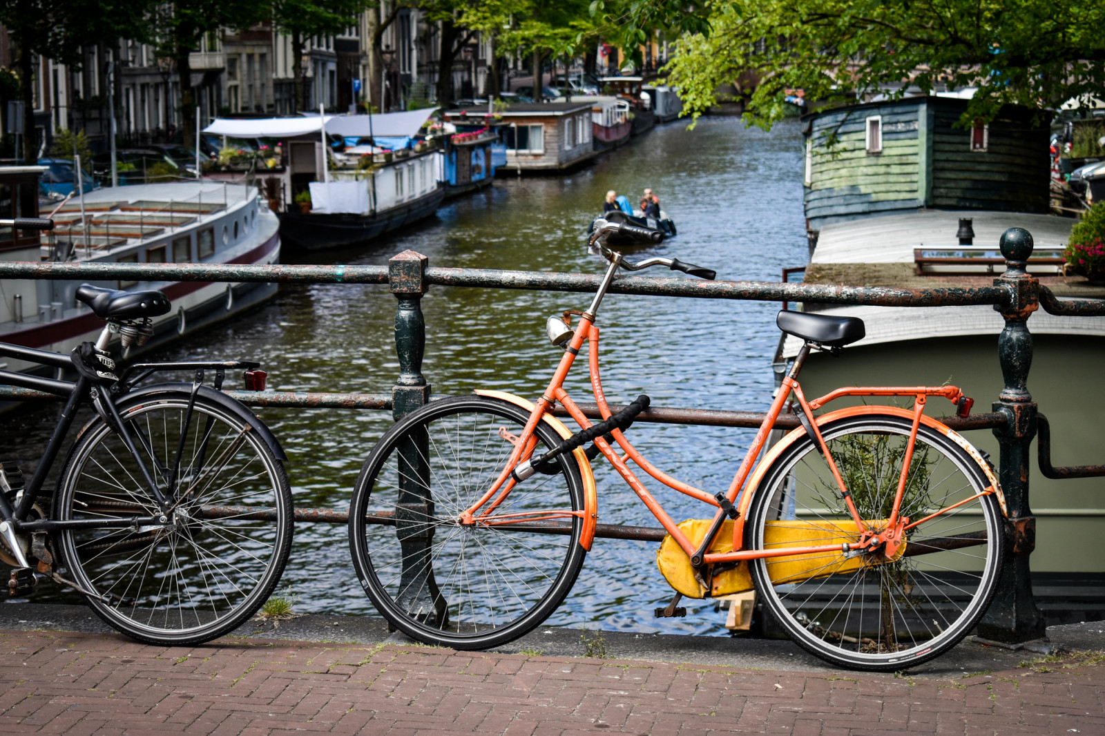 Oranje fiets op gracht in Amsterdam