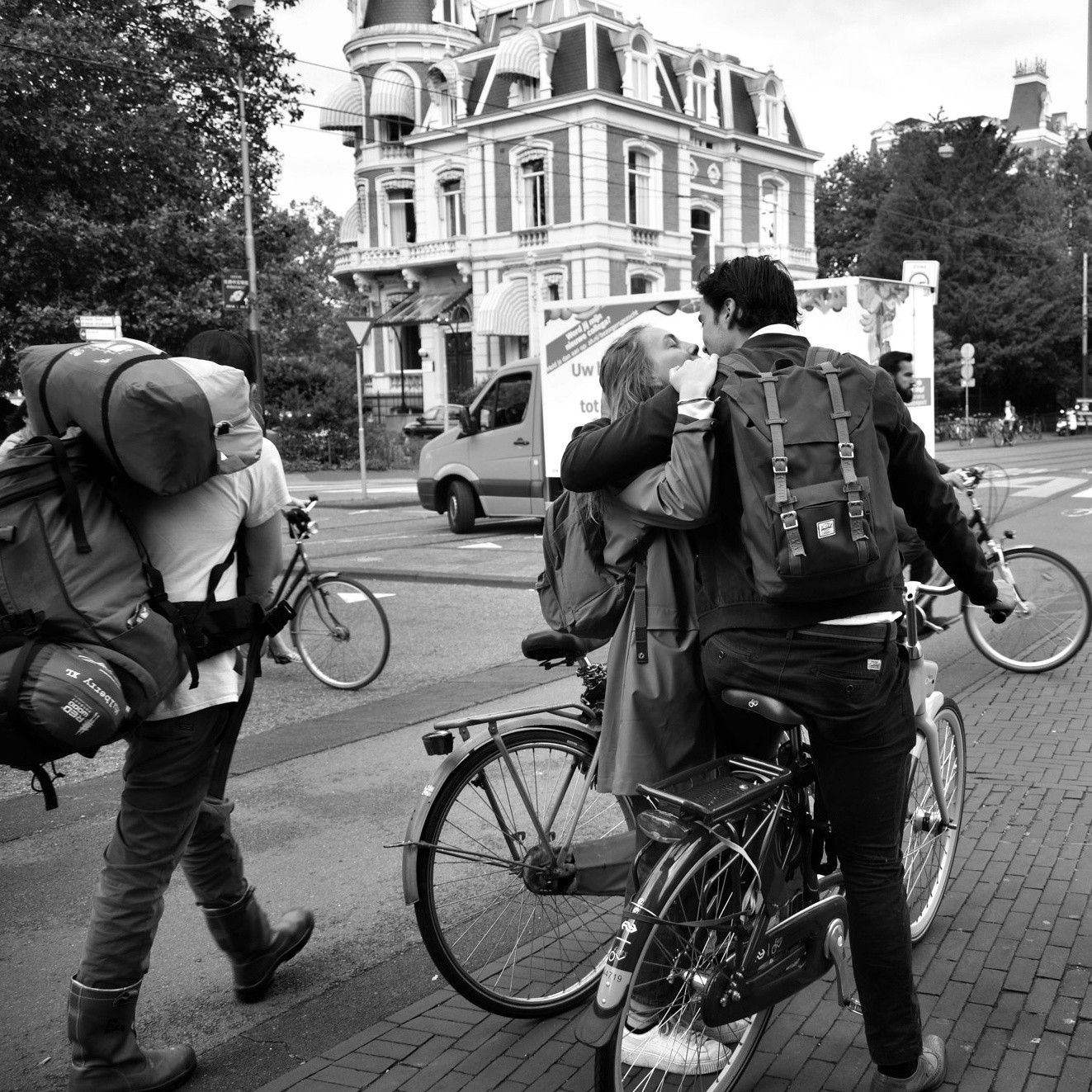 Amsterdam Photo Tours coupe kissing in the street