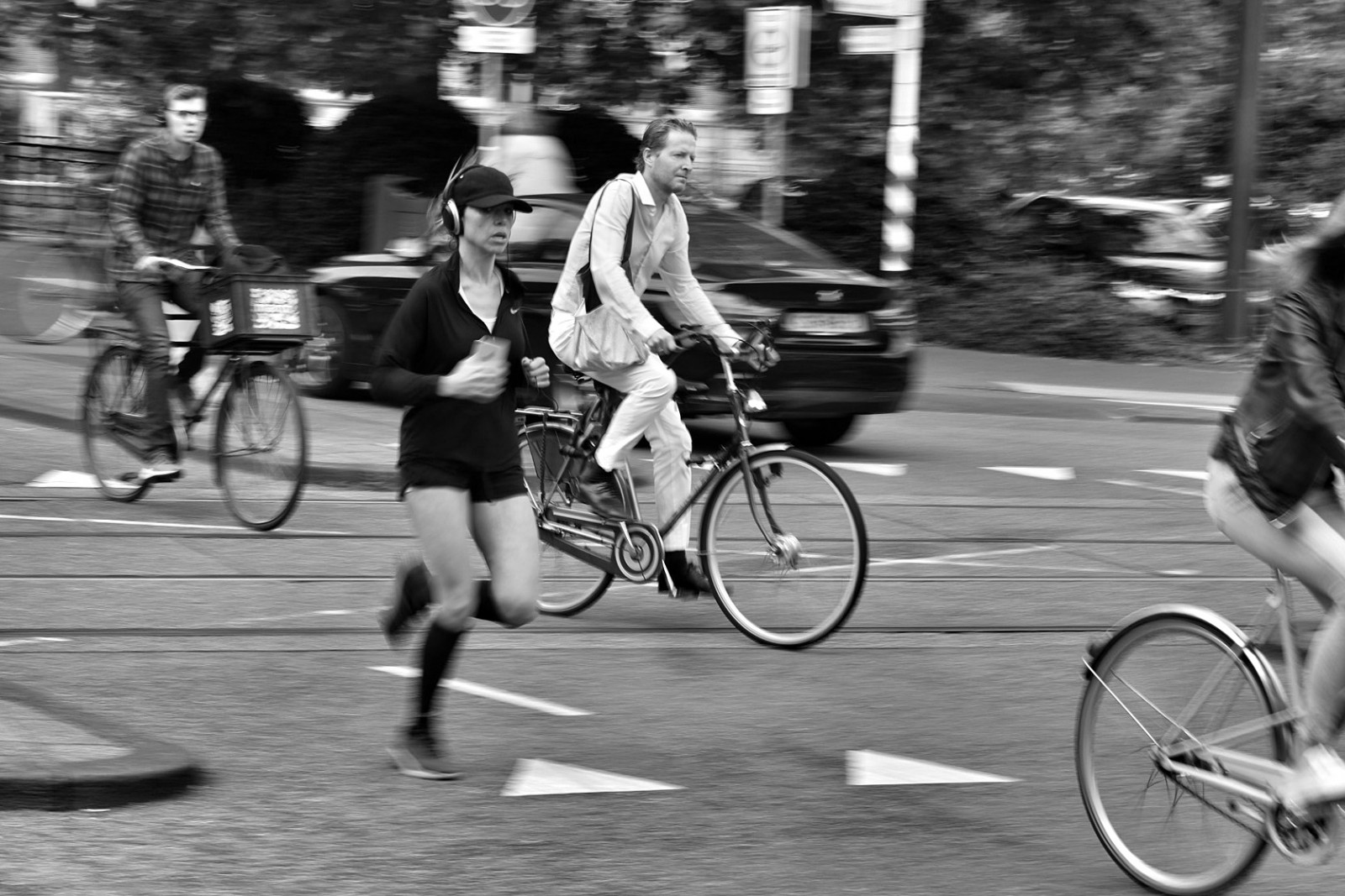 Amsterdam photo tours woman running