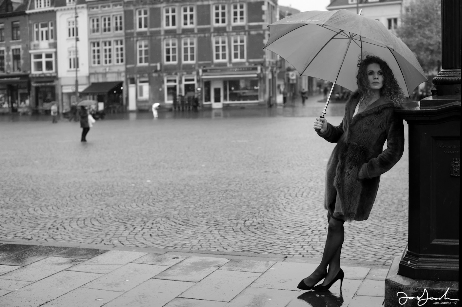 Astrid Peter Lindbergh vrouw met paraplu door Jos Joosten