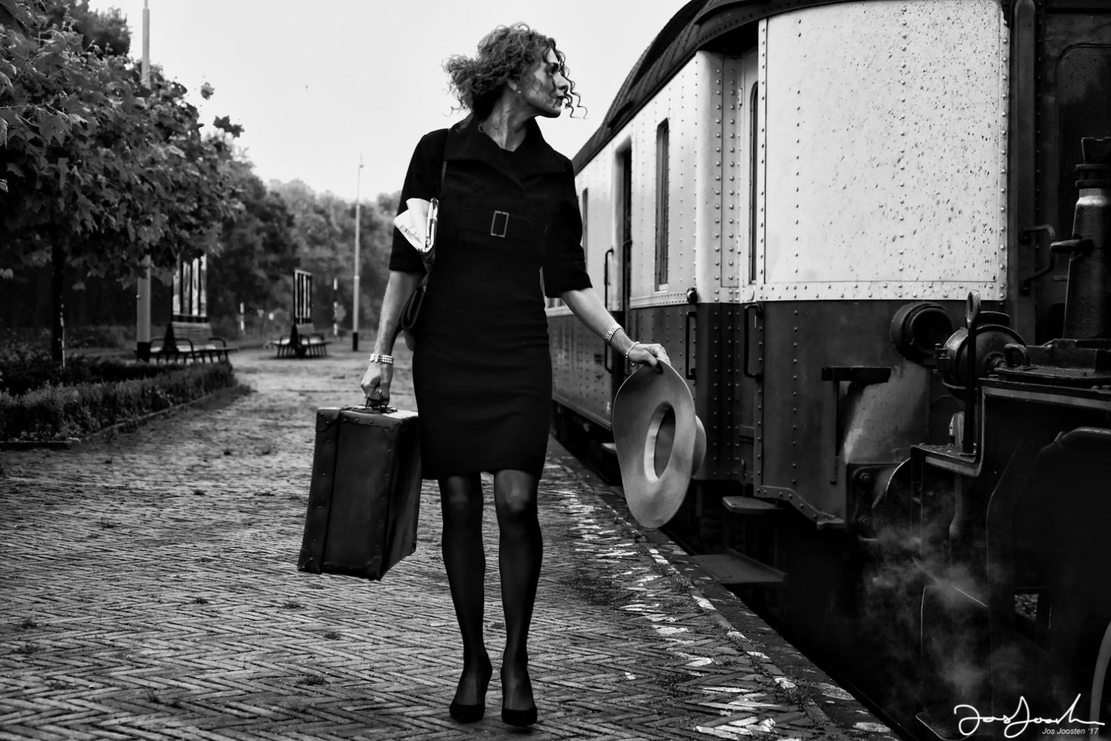 Leer over composities in fotografie dame met trein door Jos Joosten