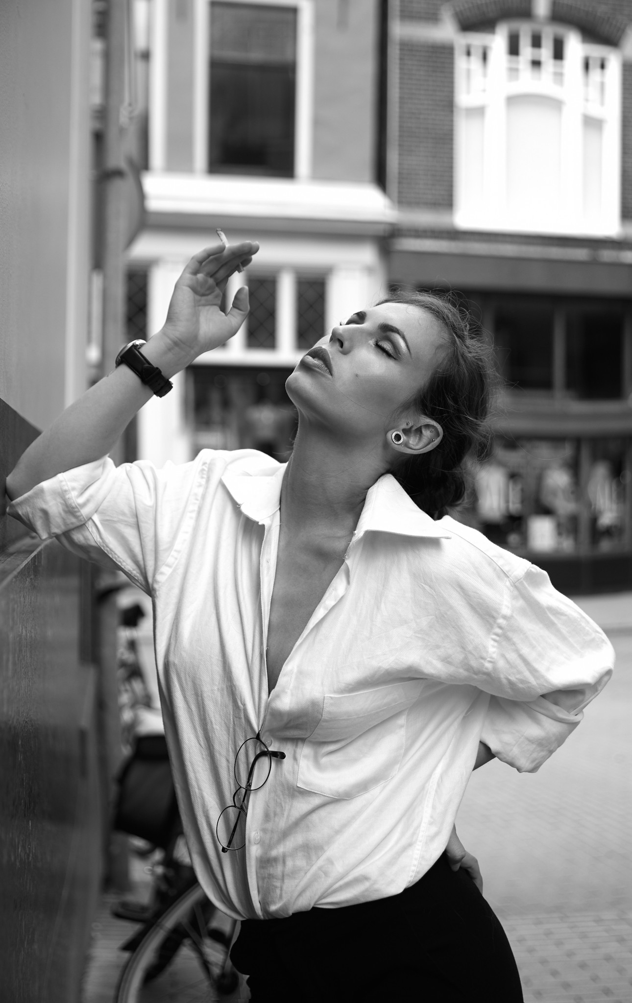 woman-smoke-in-street-black-white-fashion-photography-jan-kruize